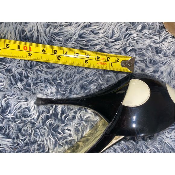 Valentino Garavani Patent Leather Polka Dot Black and White Pumps, EU 38 / US 7 - Picture 11 of 11